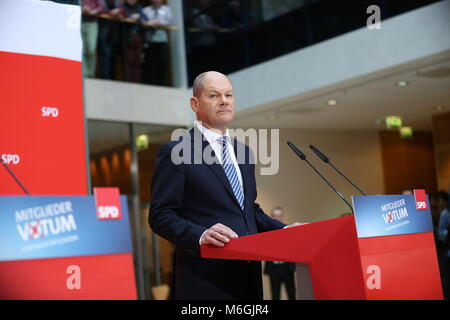 Berlin, Deutschland. 04 Mär, 2018. Olaf Scholz (SPD) bei der Pressekonferenz im Willy-Brandt-Haus in Berlin-Kreuzberg. Die Mehrheit der SPD-Mitglieder haben eine Neuauflage der grossen Koalition mit der CDU und CSU genehmigt. 66.02 Prozent mit Ja stimmten, sagte der SPD-Bundesschatzmeister Dietmar Nietan auf einer Pressekonferenz im Willy Brandt Haus in Berlin. Rund 463.000 SPD-Mitglieder waren aufgerufen zu stimmen. Stellvertretende Vorsitzende Olaf Scholz sagte, die von der Mitgliedschaft Umfrage Prozess die Partei zusammen gebracht hatte. Quelle: Simone Kuhlmey/Pacific Press/Alamy leben Nachrichten Stockfoto