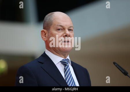 Berlin, Deutschland. 04 Mär, 2018. Olaf Scholz (SPD) bei der Pressekonferenz im Willy-Brandt-Haus in Berlin-Kreuzberg. Die Mehrheit der SPD-Mitglieder haben eine Neuauflage der grossen Koalition mit der CDU und CSU genehmigt. 66.02 Prozent mit Ja stimmten, sagte der SPD-Bundesschatzmeister Dietmar Nietan auf einer Pressekonferenz im Willy Brandt Haus in Berlin. Rund 463.000 SPD-Mitglieder waren aufgerufen zu stimmen. Stellvertretende Vorsitzende Olaf Scholz sagte, die von der Mitgliedschaft Umfrage Prozess die Partei zusammen gebracht hatte. Quelle: Simone Kuhlmey/Pacific Press/Alamy leben Nachrichten Stockfoto