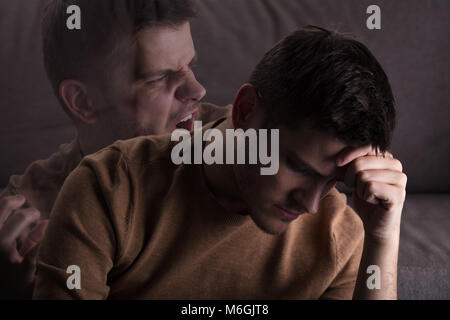 Multi Exposure von Jungen wütend und betonte Mann zu Hause Stockfoto