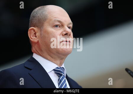 Berlin, Deutschland. 04 Mär, 2018. Olaf Scholz (SPD) bei der Pressekonferenz im Willy-Brandt-Haus in Berlin-Kreuzberg. Die Mehrheit der SPD-Mitglieder haben eine Neuauflage der grossen Koalition mit der CDU und CSU genehmigt. 66.02 Prozent mit Ja stimmten, sagte der SPD-Bundesschatzmeister Dietmar Nietan auf einer Pressekonferenz im Willy Brandt Haus in Berlin. Rund 463.000 SPD-Mitglieder waren aufgerufen zu stimmen. Stellvertretende Vorsitzende Olaf Scholz sagte, die von der Mitgliedschaft Umfrage Prozess die Partei zusammen gebracht hatte. Quelle: Simone Kuhlmey/Pacific Press/Alamy leben Nachrichten Stockfoto