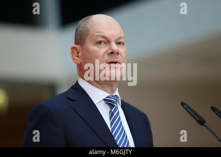 Berlin, Deutschland. 04 Mär, 2018. Olaf Scholz (SPD) bei der Pressekonferenz im Willy-Brandt-Haus in Berlin-Kreuzberg. Die Mehrheit der SPD-Mitglieder haben eine Neuauflage der grossen Koalition mit der CDU und CSU genehmigt. 66.02 Prozent mit Ja stimmten, sagte der SPD-Bundesschatzmeister Dietmar Nietan auf einer Pressekonferenz im Willy Brandt Haus in Berlin. Rund 463.000 SPD-Mitglieder waren aufgerufen zu stimmen. Stellvertretende Vorsitzende Olaf Scholz sagte, die von der Mitgliedschaft Umfrage Prozess die Partei zusammen gebracht hatte. Quelle: Simone Kuhlmey/Pacific Press/Alamy leben Nachrichten Stockfoto