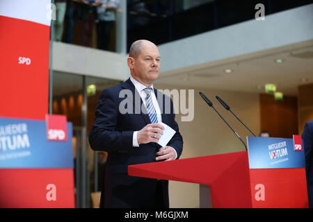 Berlin, Deutschland. 04 Mär, 2018. Olaf Scholz (SPD) bei der Pressekonferenz im Willy-Brandt-Haus in Berlin-Kreuzberg. Die Mehrheit der SPD-Mitglieder haben eine Neuauflage der grossen Koalition mit der CDU und CSU genehmigt. 66.02 Prozent mit Ja stimmten, sagte der SPD-Bundesschatzmeister Dietmar Nietan auf einer Pressekonferenz im Willy Brandt Haus in Berlin. Rund 463.000 SPD-Mitglieder waren aufgerufen zu stimmen. Stellvertretende Vorsitzende Olaf Scholz sagte, die von der Mitgliedschaft Umfrage Prozess die Partei zusammen gebracht hatte. Quelle: Simone Kuhlmey/Pacific Press/Alamy leben Nachrichten Stockfoto