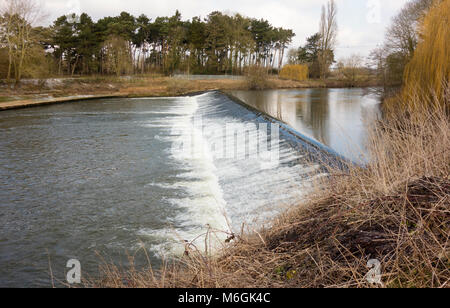 Die künstlichen Fluss Wehr auf dem Fluss Severn an diglis Worcester GROSSBRITANNIEN Stockfoto