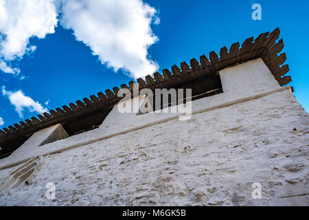 Steinerne Aussichtsturm der Alten Kreml gegen den blauen Himmel Stockfoto