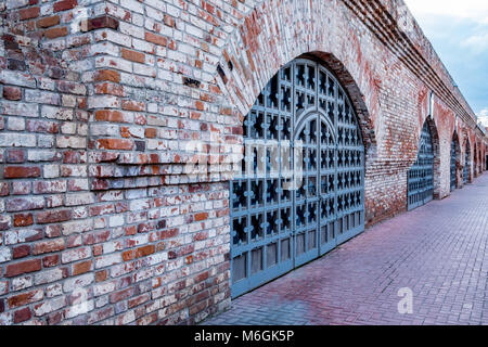 Steinmauer mit gewölbten Iron Gate in Kasan Stockfoto