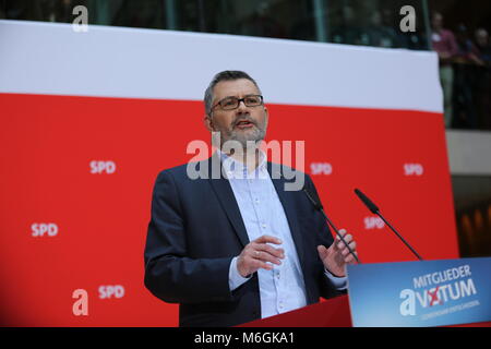 Berlin: Die Mehrheit der SPD-Mitglieder haben eine Neuauflage der grossen Koalition mit der CDU und CSU genehmigt. 66.02 Prozent mit Ja stimmten, sagte der SPD-Bundesschatzmeister Dietmar Nietan auf einer Pressekonferenz im Willy Brandt Haus in Berlin. Rund 463.000 SPD-Mitglieder waren aufgerufen zu stimmen. Stellvertretende Vorsitzende Olaf Scholz sagte, die von der Mitgliedschaft Umfrage Prozess die Partei zusammen gebracht hatte. 239,604 SPD-Mitglieder dafür gestimmt (66.02 Prozent), 123,329 mit Nein (33,98 Prozent), 463,722 SPD-Mitglieder berechtigt waren, zu stimmen, 378,437 Stimmen, von denen 14,943 defekt waren, wirksam: 363,494, der die Stockfoto