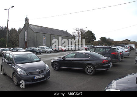 Sonntag Morgen und das gesamte Dorf Gemeinde ist Kirche für Morgen. Stockfoto