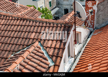 Alte Ziegeldächer in der Altstadt, Blick vom Balkon auf eine schmale Straße. Omis, Kroatien Stockfoto