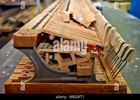 Holzhämmern des Alten zerlegt Grand Piano Stockfoto