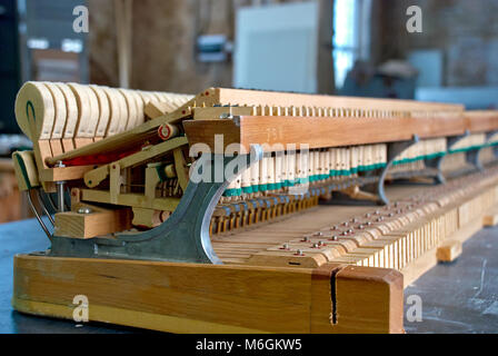 Holzhämmern des Alten zerlegt Grand Piano Stockfoto