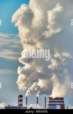 Dichten Dampf aus einer thermischen Kraftwerk an einem frostigen Tag Stockfoto