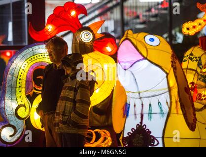 Toronto, Kanada. 3 Mär, 2018. Besucher posieren für Fotos, die während der 2018 Toronto Qinhuai Lantern Festival in Toronto, Kanada, 3. März 2018. Credit: Zou Zheng/Xinhua/Alamy leben Nachrichten Stockfoto