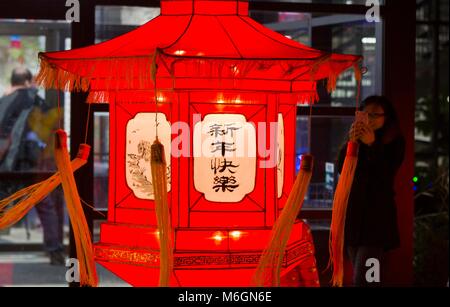 Toronto, Kanada. 3 Mär, 2018. Ein Besucher nimmt Fotos während der 2018 Toronto Qinhuai Lantern Festival in Toronto, Kanada, 3. März 2018. Credit: Zou Zheng/Xinhua/Alamy leben Nachrichten Stockfoto