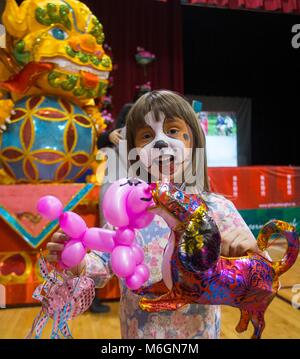 Toronto, Kanada. 3 Mär, 2018. Ein Mädchen mit doggy Kinderschminken Posen für Fotos mit Hund Spielzeug während der 2018 Toronto Qinhuai Lantern Festival in Toronto, Kanada, 3. März 2018. Credit: Zou Zheng/Xinhua/Alamy leben Nachrichten Stockfoto