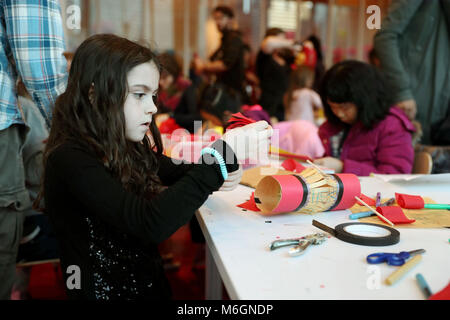 Chicago, USA. 3 Mär, 2018. Ein Mädchen lernt eine Laterne während der Laterne Festveranstaltung am Art Institute in Chicago, USA, am 3. März 2018 zu machen. Credit: Wang Ping/Xinhua/Alamy leben Nachrichten Stockfoto