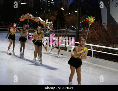 Chicago, USA. 3 Mär, 2018. Führen Kinder Eiskunstlauf während der Laterne Feier Veranstaltung in Chicago, USA, am 3. März 2018. Credit: Wang Ping/Xinhua/Alamy leben Nachrichten Stockfoto