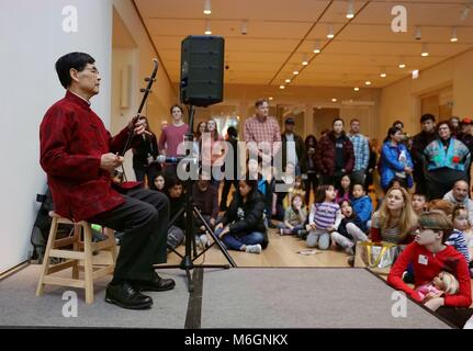 Chicago, USA. 3 Mär, 2018. Eine chinesische Künstler spielt traditionelle chinesische Instrument "Erhu" während der Laterne Feier Veranstaltung am Art Institute in Chicago, USA, am 3. März 2018. Credit: Wang Ping/Xinhua/Alamy leben Nachrichten Stockfoto