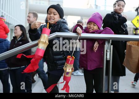 Chicago, USA. 3 Mär, 2018. Zwei Kinder halten Laternen selbst während der Laterne Feier Veranstaltung außerhalb Kunst Institut von Chicago, USA, am 3. März 2018. Credit: Wang Ping/Xinhua/Alamy leben Nachrichten Stockfoto