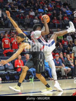 März 03, 2018; Oxford, MS, USA; Ole Miss Guard, Terence Davis (3), unten kommt mit dem losen Kugel. Die Vanderbilt Commodores besiegten die Ole Miss Rebels, 82-69, im Pavillon am Ole' Fräulein Kevin Lanlgey/CSM Credit: Cal Sport Media/Alamy leben Nachrichten Stockfoto