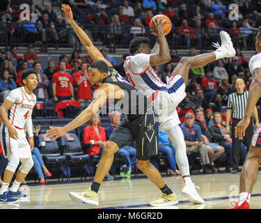 März 03, 2018; Oxford, MS, USA; Ole Miss Guard, Terence Davis (3), unten kommt mit dem losen Kugel. Die Vanderbilt Commodores besiegten die Ole Miss Rebels, 82-69, im Pavillon am Ole' Fräulein Kevin Lanlgey/CSM Credit: Cal Sport Media/Alamy leben Nachrichten Stockfoto