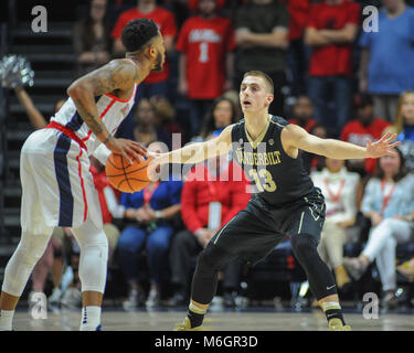 März 03, 2018; Oxford, MS, USA; Vanderbilt Guard, Riley LaChance (13), versucht, die Ole Miss Handlung zu stoppen. Die Vanderbilt Commodores besiegten die Ole Miss Rebels, 82-69, im Pavillon am Ole' Fräulein Kevin Lanlgey/CSM Credit: Cal Sport Media/Alamy leben Nachrichten Stockfoto