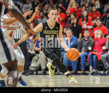 März 03, 2018; Oxford, MS, USA; Vanderbilt Guard, Riley LaChance (13), Antriebe vorne gegen die Ole Miss Verteidigung. Die Vanderbilt Commodores besiegten die Ole Miss Rebels, 82-69, im Pavillon am Ole' Fräulein Kevin Lanlgey/CSM Credit: Cal Sport Media/Alamy leben Nachrichten Stockfoto