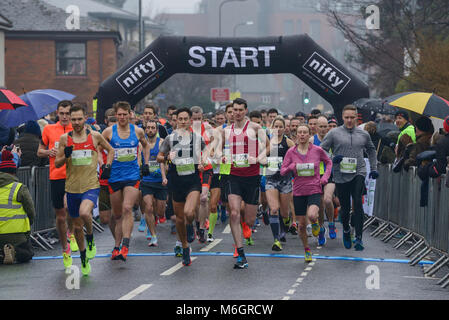 4. März 2018. Chester, UK. Ein kalter und Nasser Start für Läufer in der Chester 10 k laufen, um die Straßen von Chester. Credit: Andrew Paterson/Alamy leben Nachrichten Stockfoto