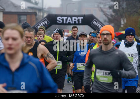 4. März 2018. Chester, UK. Ein kalter und Nasser Start für Läufer in der Chester 10 k laufen, um die Straßen von Chester. Credit: Andrew Paterson/Alamy leben Nachrichten Stockfoto