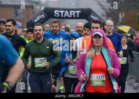 4. März 2018. Chester, UK. Ein kalter und Nasser Start für Läufer in der Chester 10 k laufen, um die Straßen von Chester. Credit: Andrew Paterson/Alamy leben Nachrichten Stockfoto