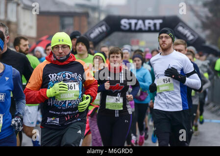 4. März 2018. Chester, UK. Ein kalter und Nasser Start für Läufer in der Chester 10 k laufen, um die Straßen von Chester. Credit: Andrew Paterson/Alamy leben Nachrichten Stockfoto