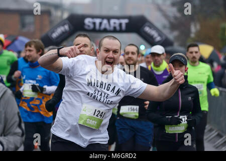 4. März 2018. Chester, UK. Ein kalter und Nasser Start für Läufer in der Chester 10 k laufen, um die Straßen von Chester. Credit: Andrew Paterson/Alamy leben Nachrichten Stockfoto