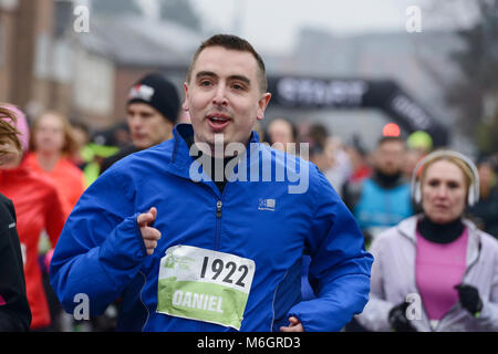 4. März 2018. Chester, UK. Ein kalter und Nasser Start für Läufer in der Chester 10 k laufen, um die Straßen von Chester. Credit: Andrew Paterson/Alamy leben Nachrichten Stockfoto