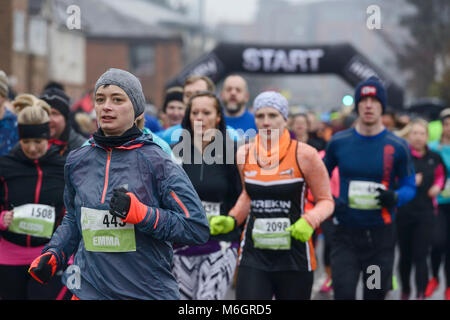 4. März 2018. Chester, UK. Ein kalter und Nasser Start für Läufer in der Chester 10 k laufen, um die Straßen von Chester. Credit: Andrew Paterson/Alamy leben Nachrichten Stockfoto