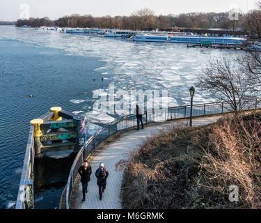 Deutschland, Berlin, 3. März 2018. Die Spree friert wie Temperaturen unter Null Ursache Eisschollen auf dem Fluss zu sammeln. Menschen zu Fuß entlang der Uferweg. Credit: Eden Breitz/Alamy leben Nachrichten Stockfoto