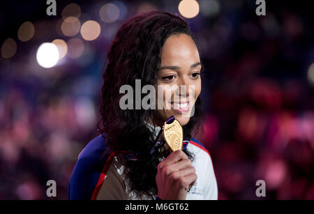 Birmingham, Großbritannien. 03 Mär, 2018. 03 März 2018, Großbritannien, Birmingham: IAAF World Indoor Championships, Fünfkampf, Medaillen. Katarina Johnson-Thompson Großbritannien zeigt ihre Goldmedaille Credit: Sven Hoppe/dpa/Alamy Leben Nachrichten Quelle: dpa Picture alliance/Alamy leben Nachrichten Stockfoto