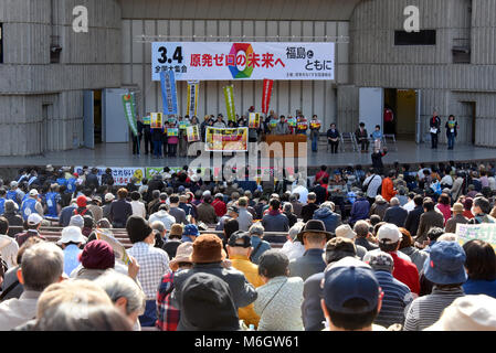 Tokio, Japan. 4 Mär, 2018. Wie der siebte Jahrestag der nuklearen Katastrophen am Fukushima Nr. 1 Kernkraftwerk nur eine Woche Weg ist, eine große Gruppe von Bürgern sammeln, die sich auf einem zentralen Tokio Park in einer Anti-AKW-Rallye am Sonntag, den 4. März 2018. Rund 3000 Menschen an der Kundgebung teilgenommen haben, fordern, dass die Regierung den Nationen Kernreaktoren über Sicherheit Ängste. Erdbeben im März 2011 und der anschließenden Tsunami Verwüstung auf das Kernkraftwerk, rund 140 Kilometer nordöstlich der Hauptstadt entfernt, wodurch Einschmelzen.? Credit: Natsuki Sakai/LBA/Alamy leben Nachrichten Stockfoto