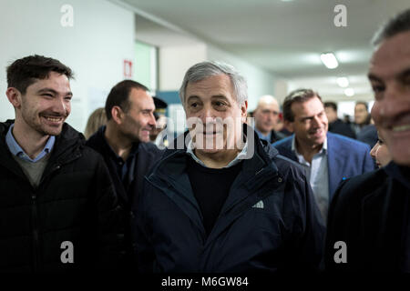 Fiuggi, Italien. 04 Mär, 2018. Der Präsident des Europäischen Parlaments Antonio Tajani, gekennzeichnet durch Silvio Berlusconi als Spitzenkandidat gewählt von Forza Italia, geht an den Abstimmungen in der Stadt Fiuggi. (Italien, Fiuggi (FR), 4. März 2018) Credit: Unabhängige Fotoagentur/Alamy leben Nachrichten Stockfoto