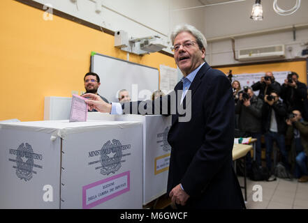 Rom, Italien. 4 Mär, 2018. Der italienische Ministerpräsident Paolo Gentiloni wirft seine Stimme im Wahllokal in Rom, Italien, 4. März 2018. Die Italiener begannen ihre Stimmzettel zu Sonntag morgen zur Wahl eines Ministerpräsidenten führenden geworfen, zwei Tage nachdem die Politiker ihre abschließenden Kampagne für die allgemeine Wahl gemacht. Credit: Jin Yu/Xinhua/Alamy leben Nachrichten Stockfoto