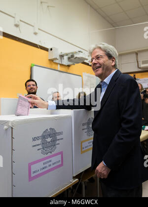 Rom, Italien. 4 Mär, 2018. Der italienische Ministerpräsident Paolo Gentiloni wirft seine Stimme im Wahllokal in Rom, Italien, 4. März 2018. Die Italiener begannen ihre Stimmzettel zu Sonntag morgen zur Wahl eines Ministerpräsidenten führenden geworfen, zwei Tage nachdem die Politiker ihre abschließenden Kampagne für die allgemeine Wahl gemacht. Credit: Jin Yu/Xinhua/Alamy leben Nachrichten Stockfoto