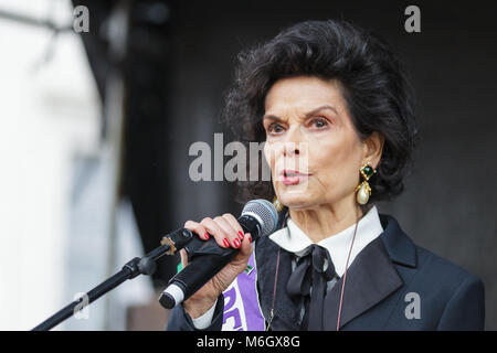 Westminster, London, 4. März 2018. Schauspielerin und Aktivistin Bianca Jagger unterstützt die März- und verleiht ihrer Stimme. Tausende von Plakat - die Frauen und Männer verbindet Spaziergang durch London für den jährlichen März 4 Frauen, die Schritte der sufragette von Milbank zum Trafalgar Square. Der März ist von Nächstenliebe Care International in einer globalen Kampagne für die Gleichstellung von Frauen und Männern organisiert. Credit: Imageplotter Nachrichten und Sport/Alamy leben Nachrichten Stockfoto