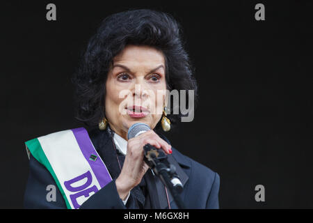 Westminster, London, 4. März 2018. Schauspielerin und Aktivistin Bianca Jagger unterstützt die März- und verleiht ihrer Stimme. Tausende von Plakat - die Frauen und Männer verbindet Spaziergang durch London für den jährlichen März 4 Frauen, die Schritte der sufragette von Milbank zum Trafalgar Square. Der März ist von Nächstenliebe Care International in einer globalen Kampagne für die Gleichstellung von Frauen und Männern organisiert. Credit: Imageplotter Nachrichten und Sport/Alamy leben Nachrichten Stockfoto