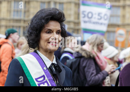 Westminster, London, 4. März 2018. Schauspielerin und Aktivistin Bianca Jagger am 4. März Frauen. Tausende von Plakat - die Frauen und Männer durch London zu Fuß für die jährliche März 4 Frauen, die Schritte der sufragette von Milbank zum Trafalgar Square. Der März ist von Nächstenliebe Care International in einer globalen Kampagne für die Gleichstellung von Frauen und Männern organisiert. Credit: Imageplotter Nachrichten und Sport/Alamy leben Nachrichten Stockfoto