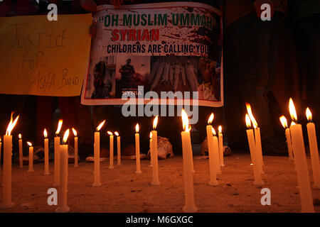 Srinagar, Jammu und Kaschmir, Indien. 4 Mär, 2018. Werden Kerzen entzündet, wie Menschen an vigil für Syrische Kinder in Srinagar, die Hauptstadt des indischen Sommers verwalteten Kaschmir. Mehr als 600 Menschen getötet worden, darunter auch Kinder und Frauen nach den Anschlaegen in den vergangenen zwei Wochen in Ghuta, wie syrische Regierung von Präsident Bashar-Al-Assad und die russischen Streitkräfte führten ihre Luftangriffe im östlichen Teil der Ghuta in Syrien fortgesetzt. Credit: Faisal Khan/ZUMA Draht/Alamy leben Nachrichten Stockfoto