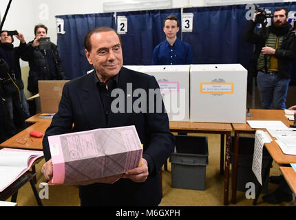 Mailand. 4 Mär, 2018. Forza Italia Parteichef Silvio Berlusconi kommt seine Stimme im Wahllokal in Mailand, Italien, 4. März 2018 zu werfen. Die Italiener begannen ihre Stimmzettel zu Sonntag morgen zur Wahl eines Ministerpräsidenten führenden geworfen, zwei Tage nachdem die Politiker ihre abschließenden Kampagne für die allgemeine Wahl gemacht. Credit: Alberto Lingria/Xinhua/Alamy leben Nachrichten Stockfoto