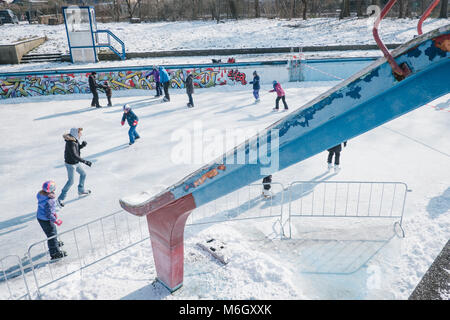 03 März 2018, Deutschland, Hannover: Skate am alten Außenpool des Foesse Bad in Limmer. Der Pool war zum Eislaufen und Eishockey überflutet. Foto: Ole Spata/dpa Quelle: dpa Picture alliance/Alamy leben Nachrichten Stockfoto