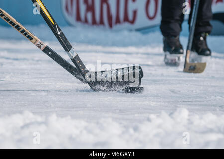 03 März 2018, Deutschland, Hannover: Eishockey Spieler wetteifern um den Puck an der alten Außenpool des Foesse Bad in Limmer. Der Pool war zum Eislaufen und Eishockey überflutet. Foto: Ole Spata/dpa Quelle: dpa Picture alliance/Alamy leben Nachrichten Stockfoto