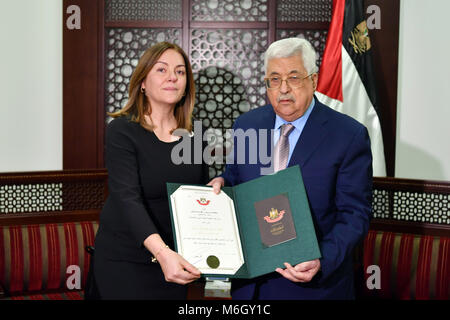 Ramallah, West Bank, Palästina. 3 Mär, 2018. Der palästinensische Präsident Mahmoud Abbas verleiht die Medaille der ''Grand Star in der Größenordnung von Jerusalem'' für Hala al-Sharif, der Frau des späten Othman Abu Gharbia, an seinem Hauptsitz in der West Bank Stadt Ramallah am 4. März 2018 Credit: thaer Ganaim/APA-Images/ZUMA Draht/Alamy leben Nachrichten Stockfoto