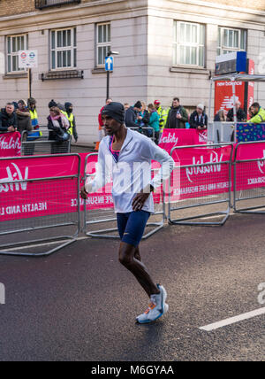 Vom 4. März 2018 - London, England. Mo Farah Aufwärmen vor Marathon in London. Credit: AndKa/Alamy leben Nachrichten Stockfoto