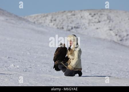 Ulan Bator. 4 Mär, 2018. Ein Adler Jäger nimmt die Feder Golden Eagle Festival in der Nähe von der mongolischen Hauptstadt Ulan Bator am 4. März 2018. Die Feder Golden Eagle Festival, ein traditionelles Mongolisches Festival, eröffnet in der Nähe von der Hauptstadt Ulan Bator am Sonntag, mit dem Ziel der ethnischen Kasachen Kulturen und die Förderung von Tourismus zu fördern. 20 eagle Jäger im Alter von 14-86 konkurrieren in der 11. Ausgabe des zweitägigen Festival. Credit: Asigang/Xinhua/Alamy leben Nachrichten Stockfoto