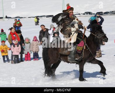 Ulan Bator. 4 Mär, 2018. Ein Adler Jäger nimmt die Feder Golden Eagle Festival in der Nähe von der mongolischen Hauptstadt Ulan Bator am 4. März 2018. Die Feder Golden Eagle Festival, ein traditionelles Mongolisches Festival, eröffnet in der Nähe von der Hauptstadt Ulan Bator am Sonntag, mit dem Ziel der ethnischen Kasachen Kulturen und die Förderung von Tourismus zu fördern. 20 eagle Jäger im Alter von 14-86 konkurrieren in der 11. Ausgabe des zweitägigen Festival. Credit: Asigang/Xinhua/Alamy leben Nachrichten Stockfoto